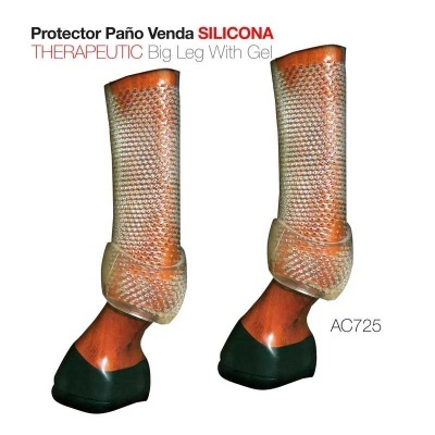 Proteções de silicone transparentes para pernas de cavalo com textura, sobre manequins de madeira.