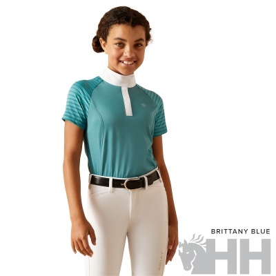 Camisola desportiva azul claro com gola branca e calças brancas