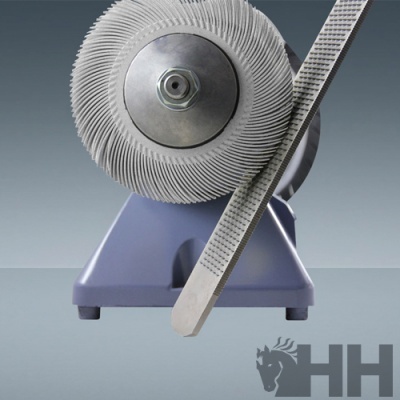 Afiador de facas com base azul e roda abrasiva branca com faca na frente