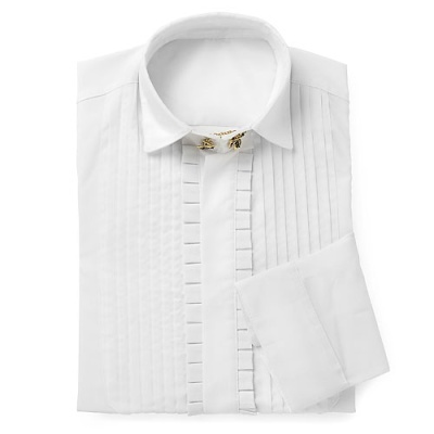 Camisa social branca com detalhes de pregas e botão dourado no colarinho