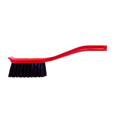 Escova de limpeza vermelha com cerdas pretas em fundo branco