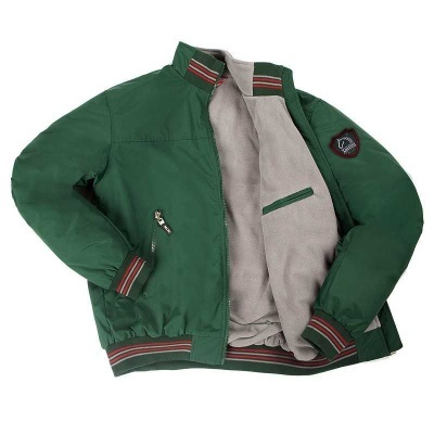 Casaco verde com interior cinza e detalhes em vermelho e branco