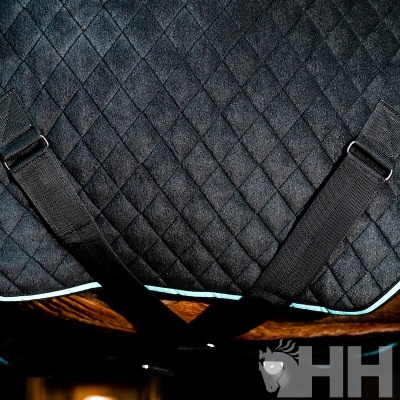 Tecido acolchoado preto com tiras e fivelas