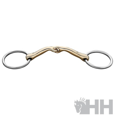 Peça de equipamento equestre metálica com partes dourada e prateada em fundo branco