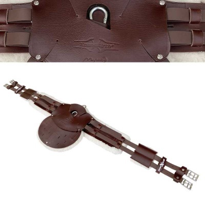 Cinta equestre em couro castanho com fivela metálica e gravação de cavalo