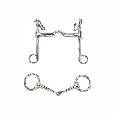 Duas embocaduras metálicas para equitação em fundo branco