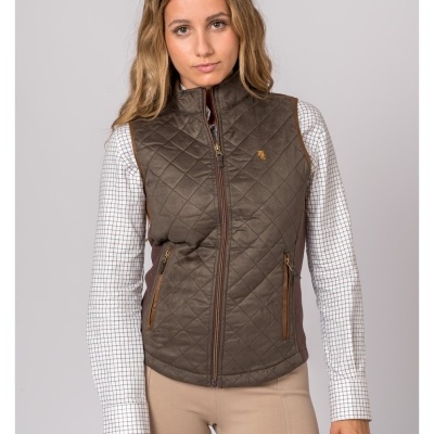 Colete matelassê castanho com camisa branca e calças bege