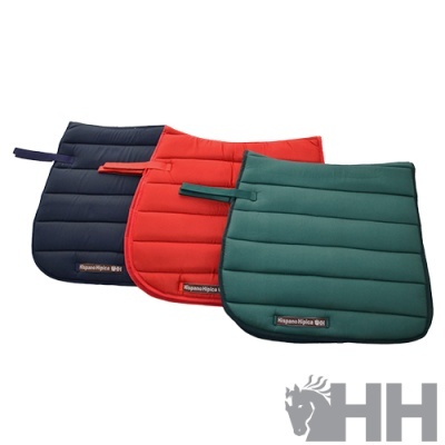 Três mantas de sela acolchoadas em azul escuro, vermelho e verde escuro