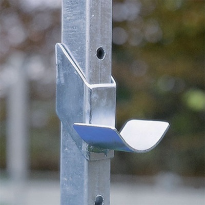 Suporte metálico galvanizado prateado fixado em estrutura tubular exterior