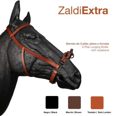 Cabresto em pele castanha clara para cavalo com três pilares, em cabeça de cavalo preta, com texto ZaldiExtra.