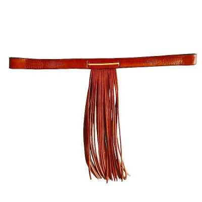 Cinto de couro castanho com franjas e detalhe dourado no centro