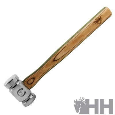 Martelo de unha com cabo de madeira e cabeça metálica