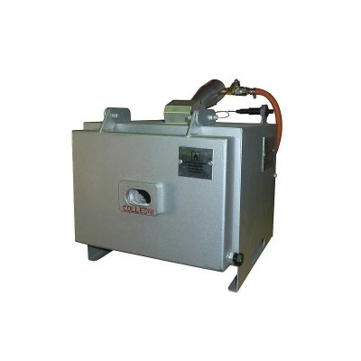 Máquina industrial cinza com tubo laranja e etiquetas