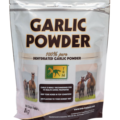 Pacote branco de pó de alho desidratado com imagens de cavalos e texto em inglês