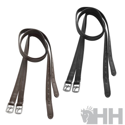Duas rédeas de couro castanha e preta com fivelas metálicas prateadas em fundo branco