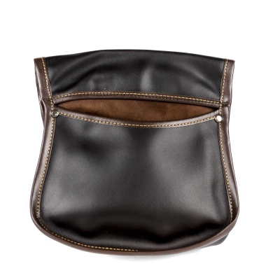 Bolsa preta e castanha em pele com bolso externo de camurça