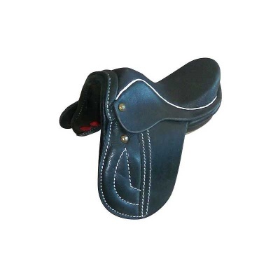 Sela de equitação preta em couro com costuras brancas e detalhes metálicos