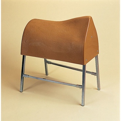 Banco de treino em couro castanho com pernas metálicas