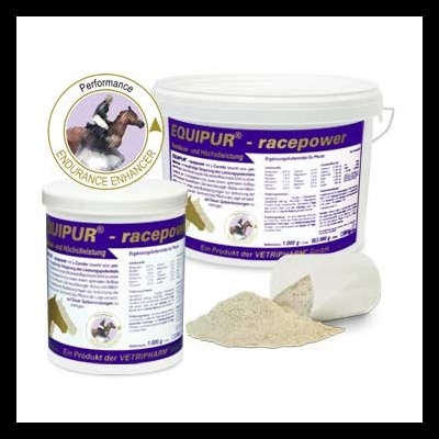 Recipientes brancos com suplemento em pó para cavalos EQUIPUR® racepower e concha com pó cinzento