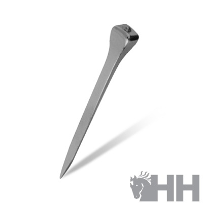 Prego metálico prateado com cabeça quadrada sobre fundo branco com logo 'HH'