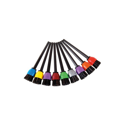 Conjunto de pincéis coloridos sobre fundo branco.