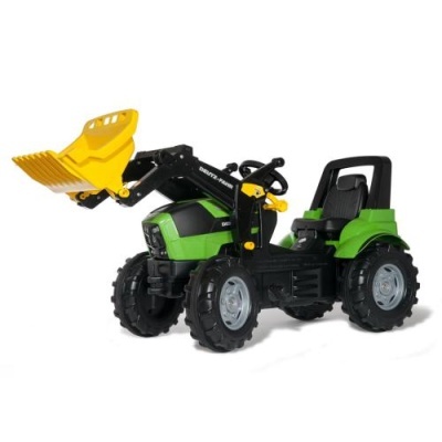 Trator de brinquedo verde com balde amarelo no fundo branco