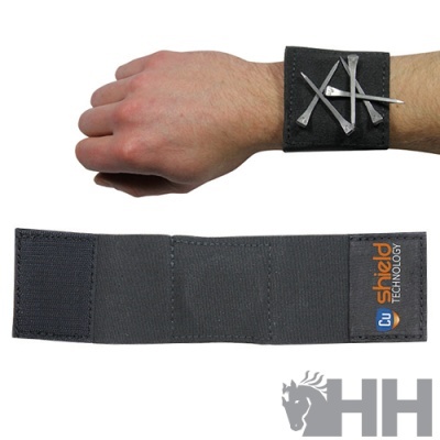 bracelete preto com velcro e pregos metálicos fincados