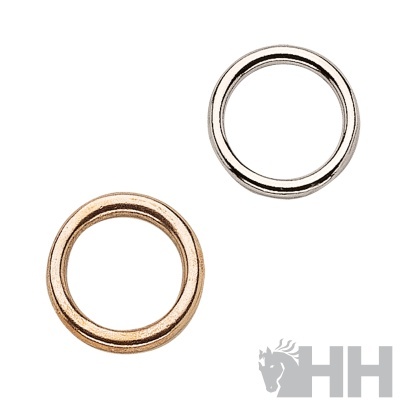 Dois anéis metálicos, dourado e prateado, sobre fundo branco com logo HH cinza