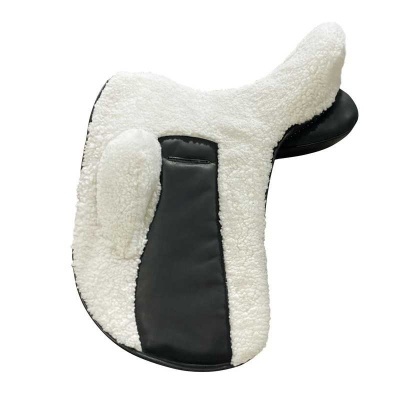 Sela de equitação branca e preta com textura felpuda e couro.