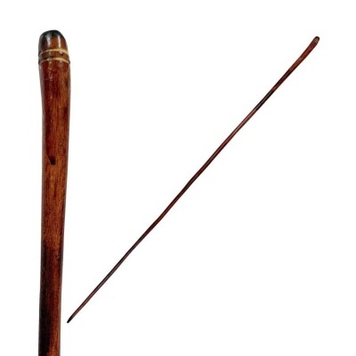 Cajado ou bengala de madeira castanha com bandas decorativas.