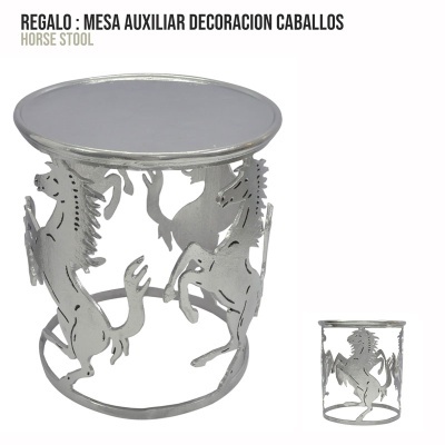Mesa auxiliar metálica prateada com design de cavalos recortados