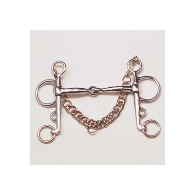 Freio equestre metálico prateado com corrente sobre fundo branco