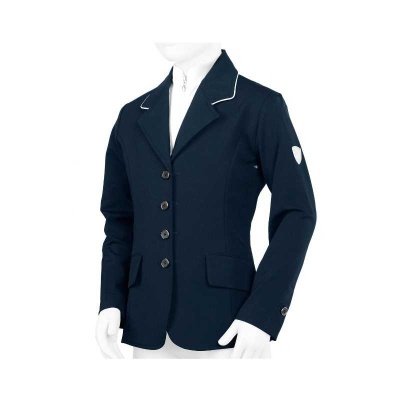 Blazer azul escuro com gola branca e emblema no braço