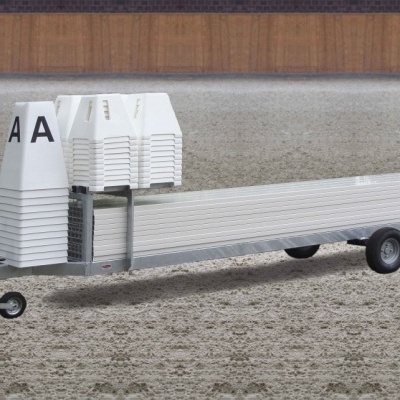 Reboque de transporte com caixas plásticas e rodas em piso de terra