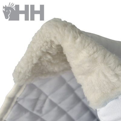 tecido acolchoado cinza e branco com interior felpudo e logotipo HH