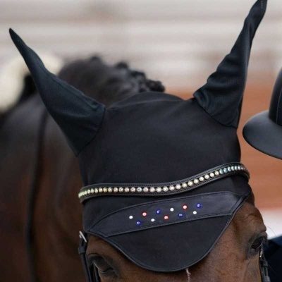 Cobertura preta para orelhas de cavalo com decoração de pérolas e pedras coloridas