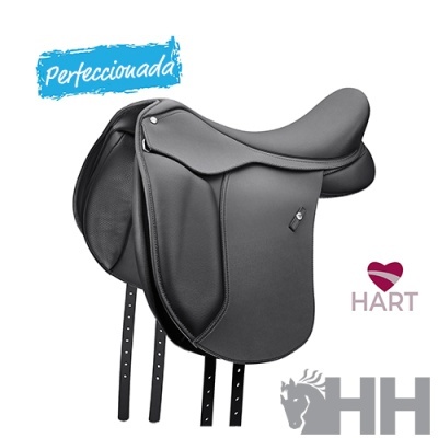 Sela de equitação preta, couro liso, correias pretas, texto 'Perfeccionada' e logos HART e HH