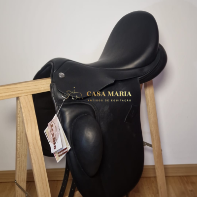 Sela preta em pele sobre estrutura de madeira