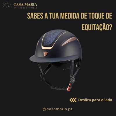Capacete de equitação preto com detalhes dourados e faixa azul texturizada
