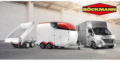 Dois reboques Böckmann ligados a uma carrinha cinza em armazém