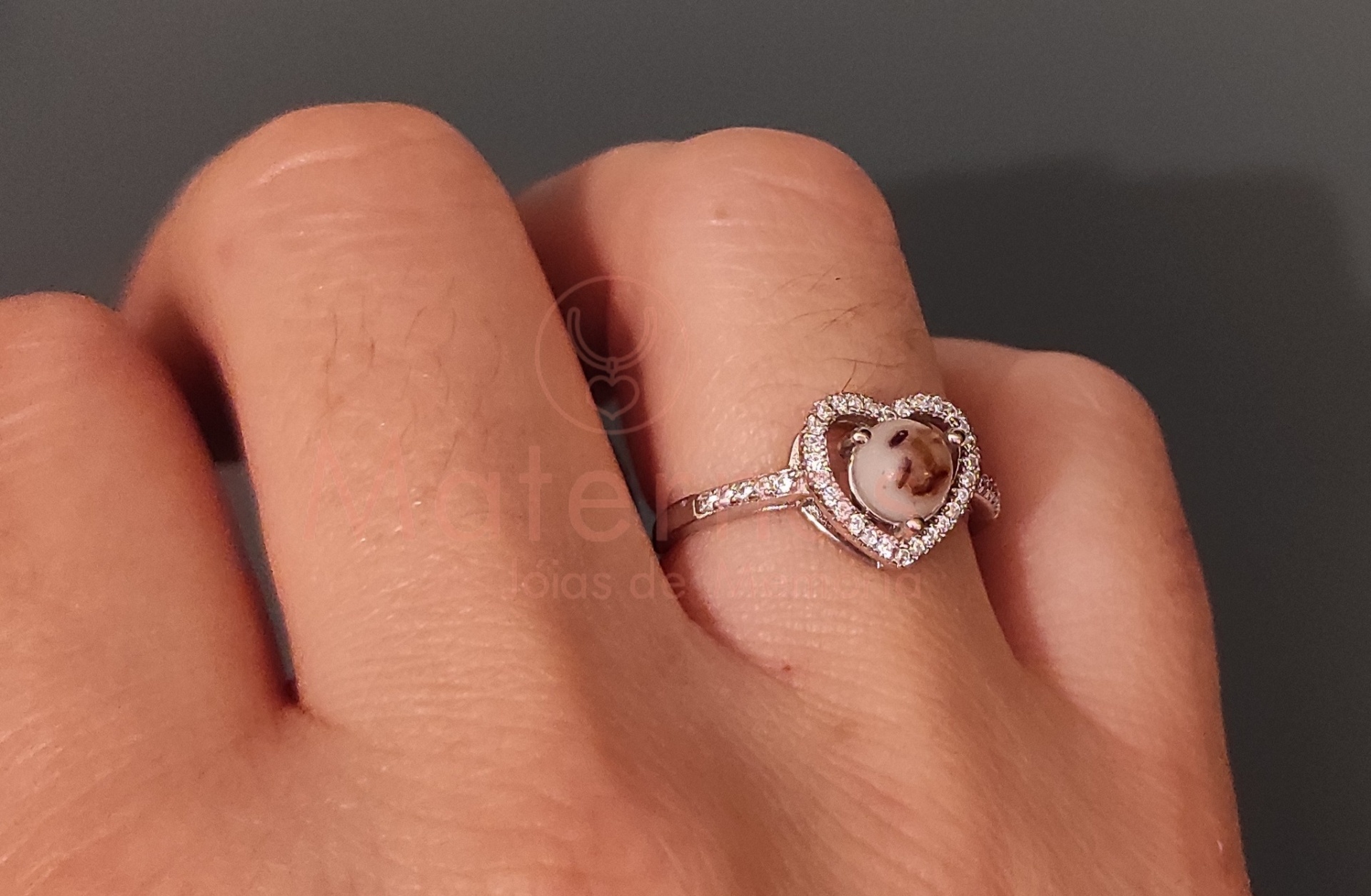 Anel Coração Alto Anel coração com pedra castanho claro e pequenas pedras transparentes em metal prateado