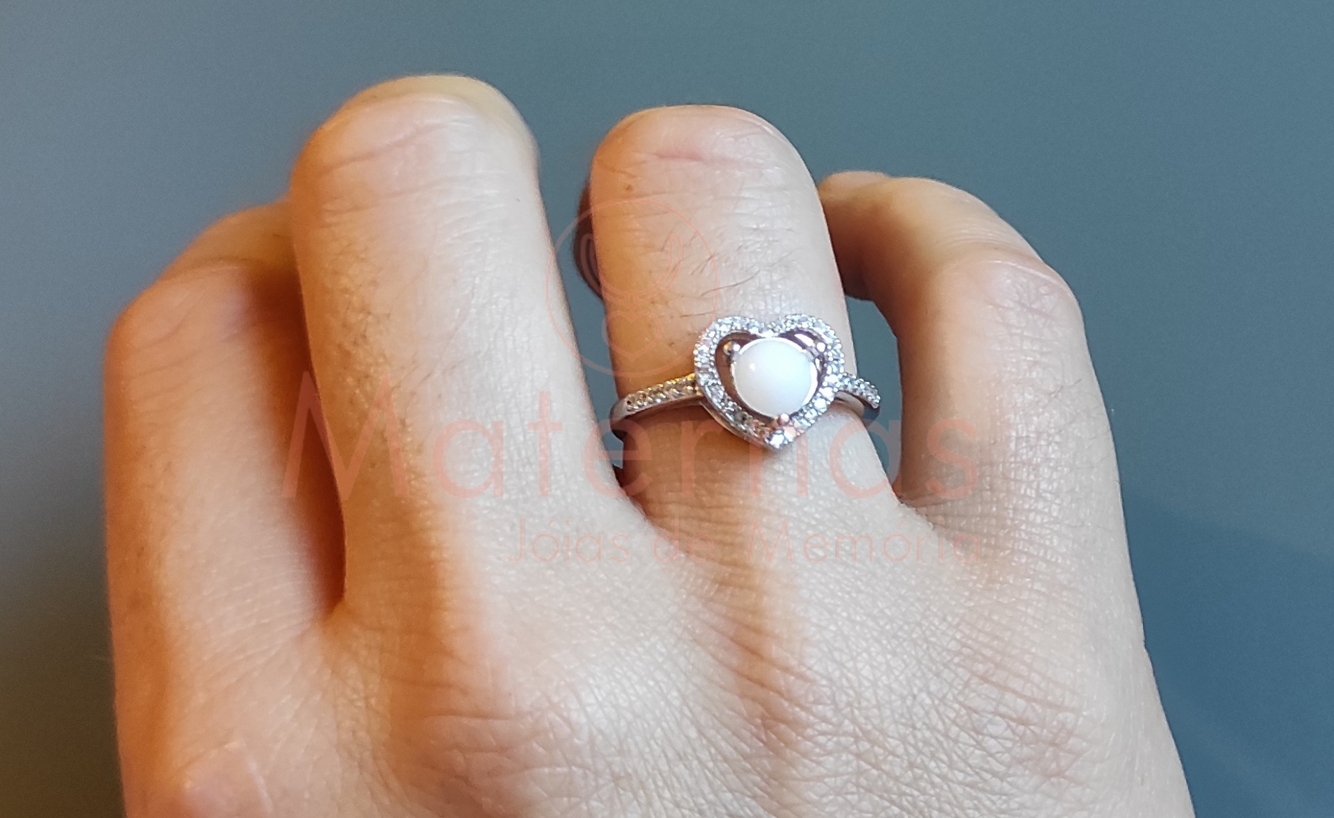 Anel Coração Alto anel de prata com pedra em forma de coração na mão