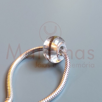 Pulseira metálica prateada com conta lisa prateada em fundo cinza claro