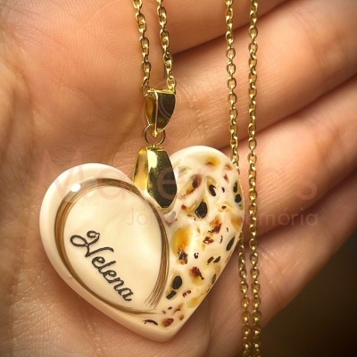 Colar dourado com pendente em forma de coração com nome Yelena em pedra marmorizada