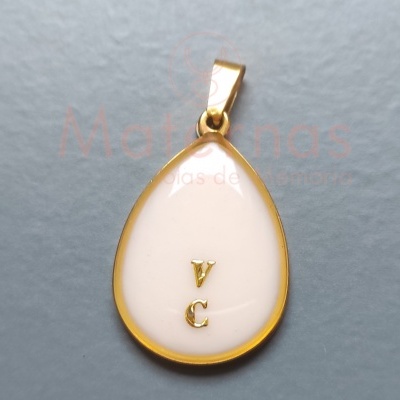 Pendente gota dourado com interior branco e letras V e C.