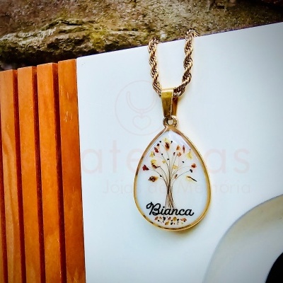Colar com pendente em gota transparente com flores e nome Bianca
