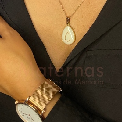 Colar dourado com pendente em forma de gota e relógio dourado