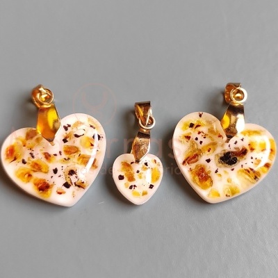 Conjunto de três pendentes em forma de coração com inclusões castanho e amarelas