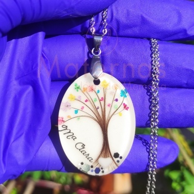 Colar com pendente oval branco, árvore colorida e texto 'Mãe Clara'