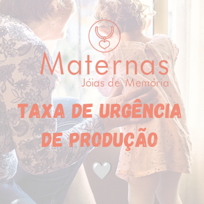 Texto promocional sobreposto a imagem de mulher e criança junto a janela com cortinas brancas
